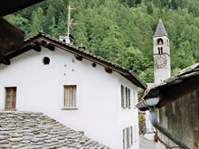 Blick auf den Kirchturm von Bondo